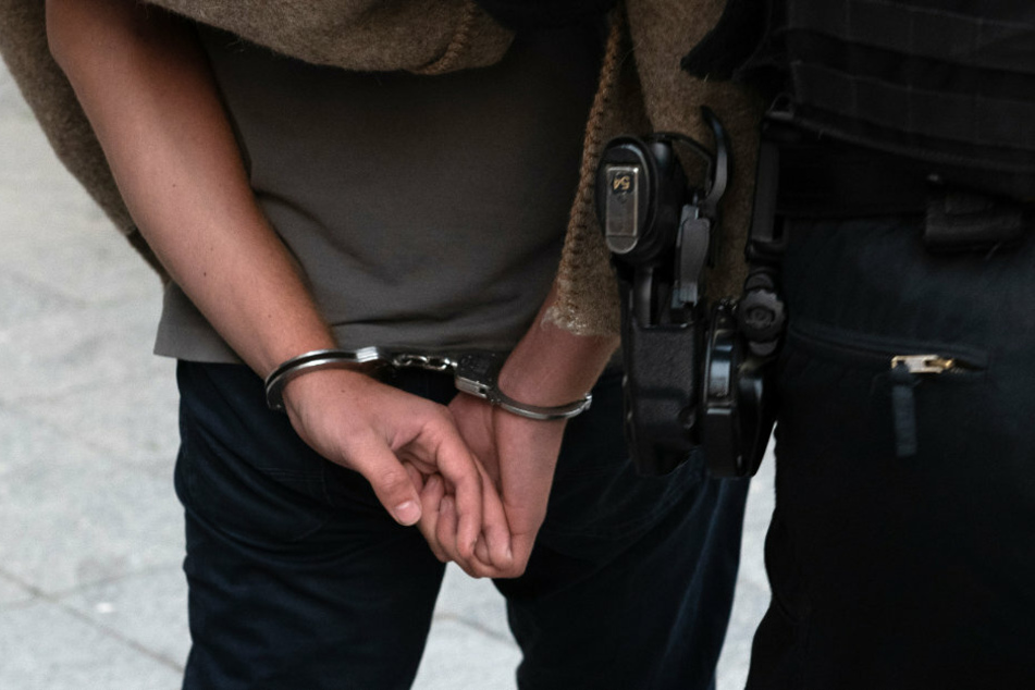 2018 führen Polizisten einen verdächtigen Mann nach einer Razzia gegen kriminelle Mitglieder arabischer Großfamilien ab. (Archivfoto)