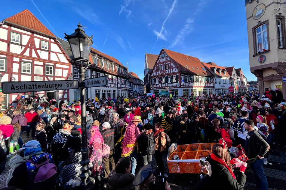 Auch im Süden Hessens wird Fastnacht gefeiert - so wie hier in Seligenstadt. (Archivbild)