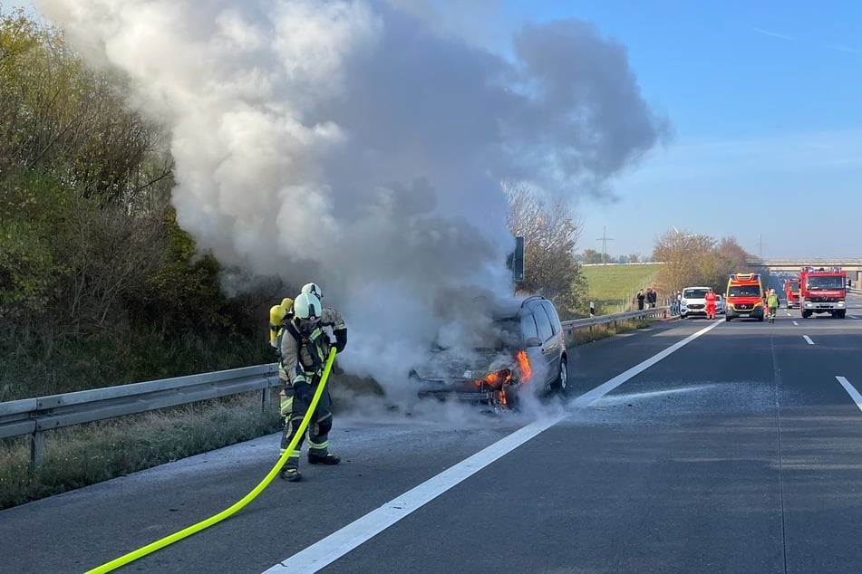 Einsatzkräfte der Freiwilligen Feuerwehren bekämpften den Fahrzeugbrand.