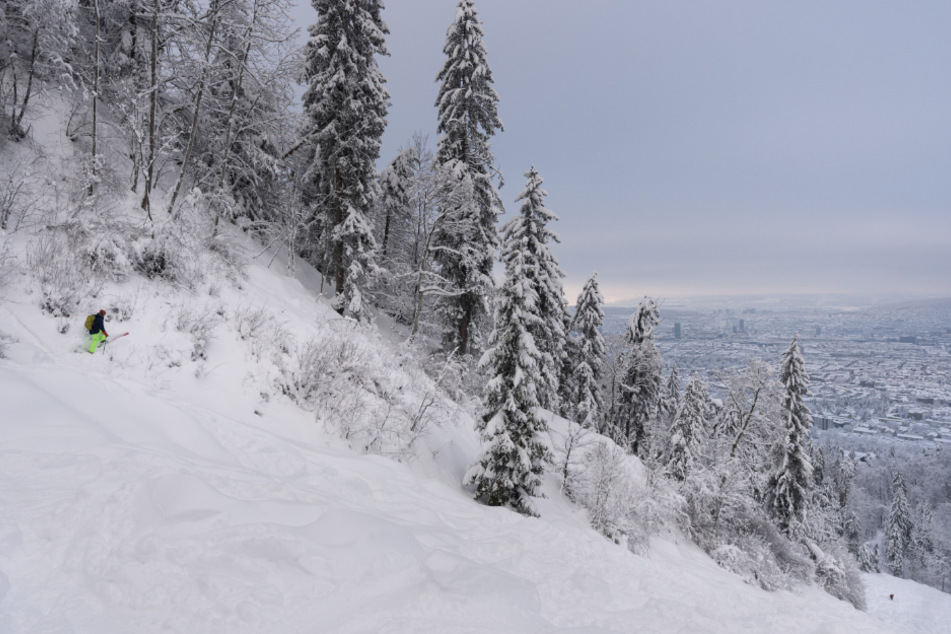 Ein einzelner verstreuter Wintersportler ist unterwegs. An vielen Hängen herrschte Lawinengefahr.