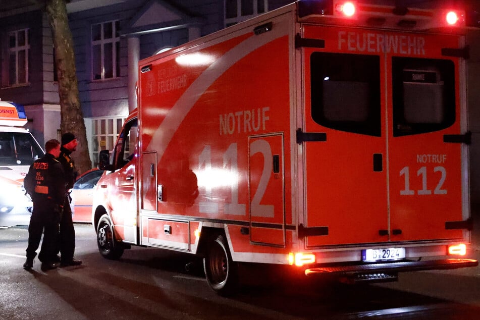Rettungskräfte im Einsatz angegriffen: Polizei eilt Sanitätern zu Hilfe