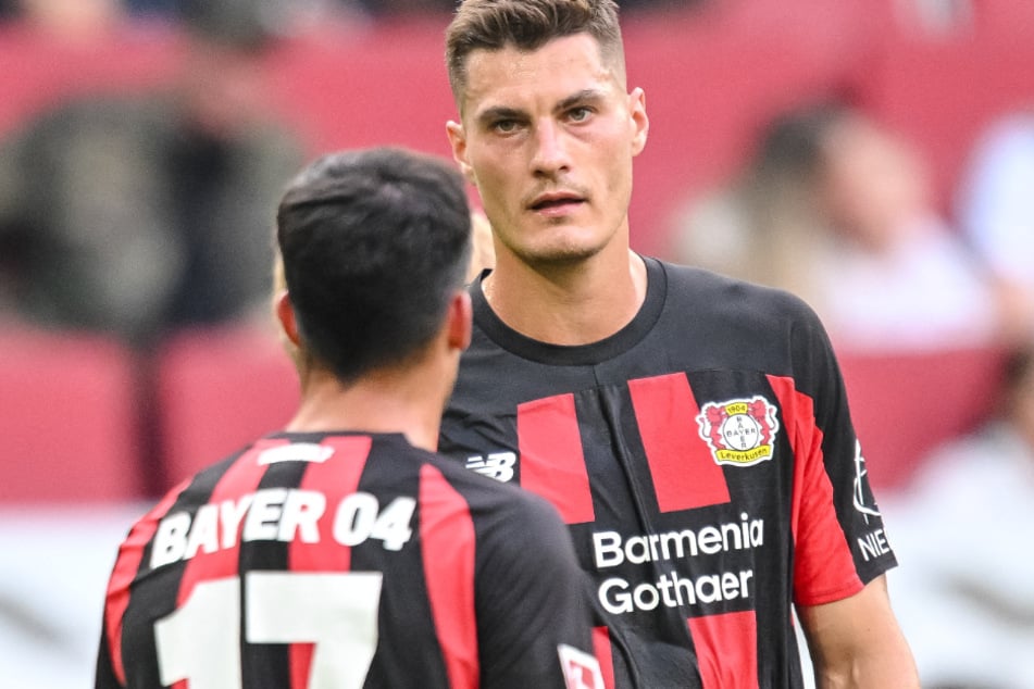 Mit seinem späten Tor rettete Patrik Schick (r.) der Werkself immerhin einen Punkt beim FCA.