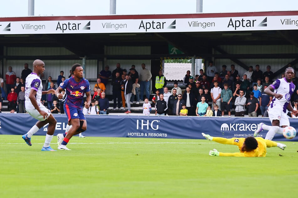Lois Openda machte im ersten Durchgang vor 1320 Fans gleich zwei Treffer für RB Leipzig.