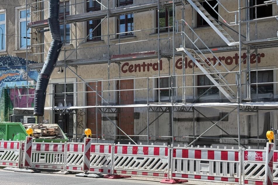 Grund sind offenbar zusätzliche Schäden, die am Gebäude festgestellt worden. Die Hoffnung nun: Ein Start im nächsten Winter.