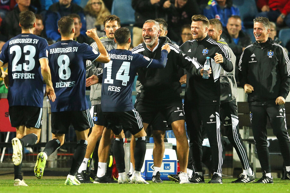 HSV-Chefcoach Tim Walter (46, M.) schrie seine Freude über den Auswärtssieg nach Spielende heraus.
