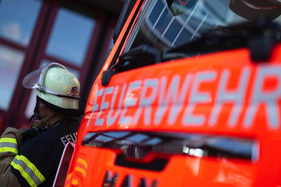 Die Feuerwehr wurde am frühen Dienstagmorgen gegen 2 Uhr zu dem Brand in Köln-Meschenich gerufen. (Symbolbild)