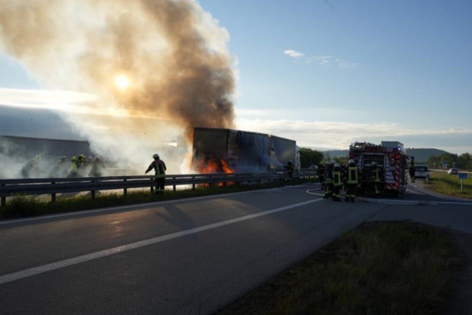 Die Feuerwehr kümmerte sich um das Feuer auf der A3.