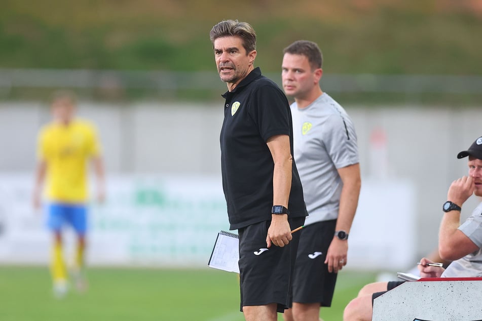 Patrick Weiser (54) hatte vor einer Woche das Handtuch geworfen, im Hintergrund Co-Trainer Rainer Stock (41).