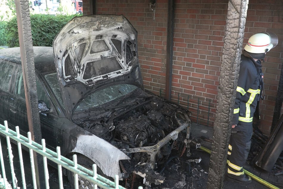 Aus noch ungeklärter Ursache geriet am Montagmorgen ein Auto in Brand.