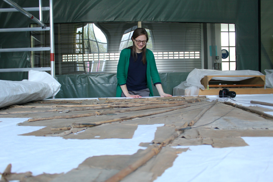 Restauratorin Charlotte Holzer restauriert den Segelapparat von Otto Lilienthal, das Original aus der Werkstatt des Flugpioniers.
