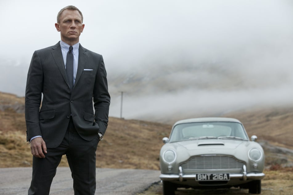 Ikonische Pose: Daniel Craig (57) als James Bond mit Aston Martin in "Skyfall" (2012). Den Song zum Film sang damals Adele.