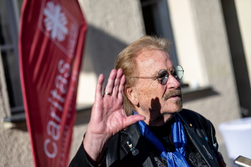 Berlins Urgestein Frank Zander (82) gibt kurz vor Weihnachten nach seiner Krankheit für Obdachlose wieder eine Feier.