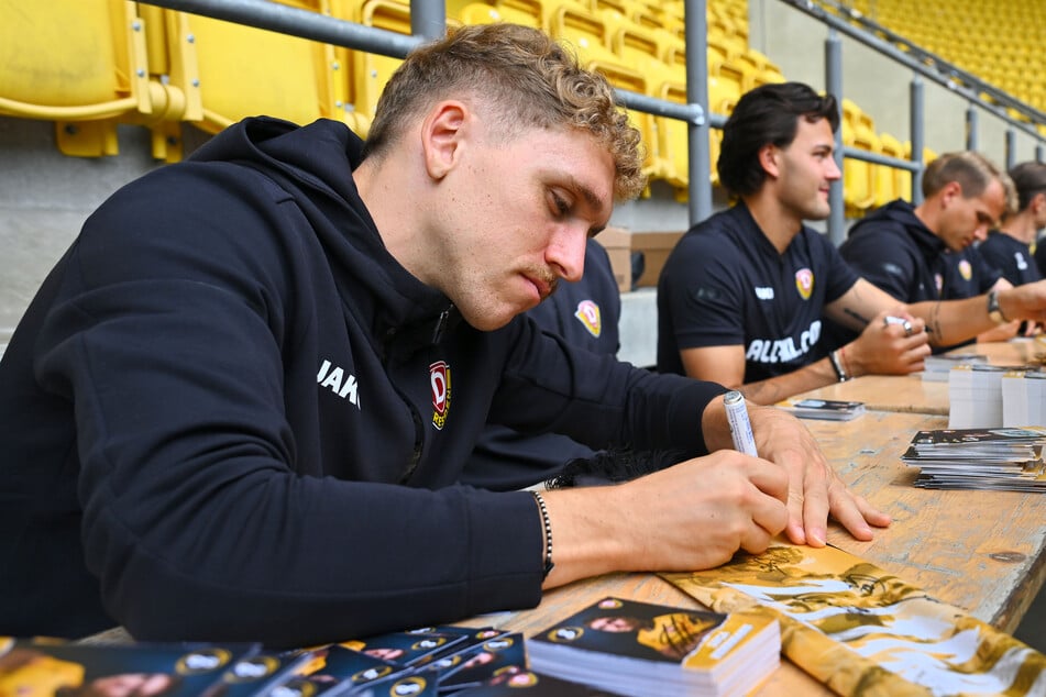 Am Samstag bei der Saisoneröffnung schrieb Rückkehrer Luca Herrmann (26) schon fleißig Autogramme.
