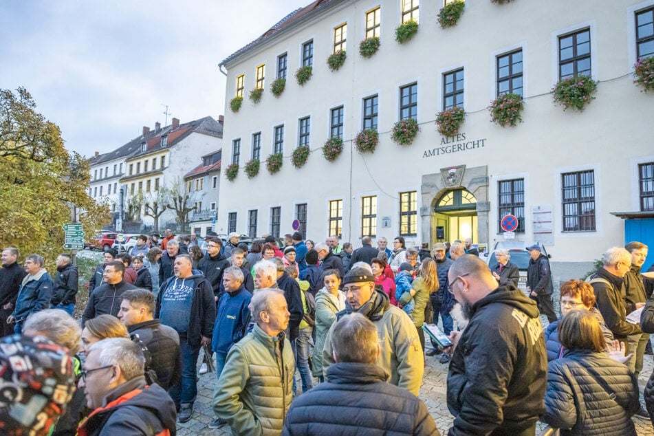 Am Dienstagabend demonstrierten knapp 200 Bürger in Stolpen gegen Windparks.