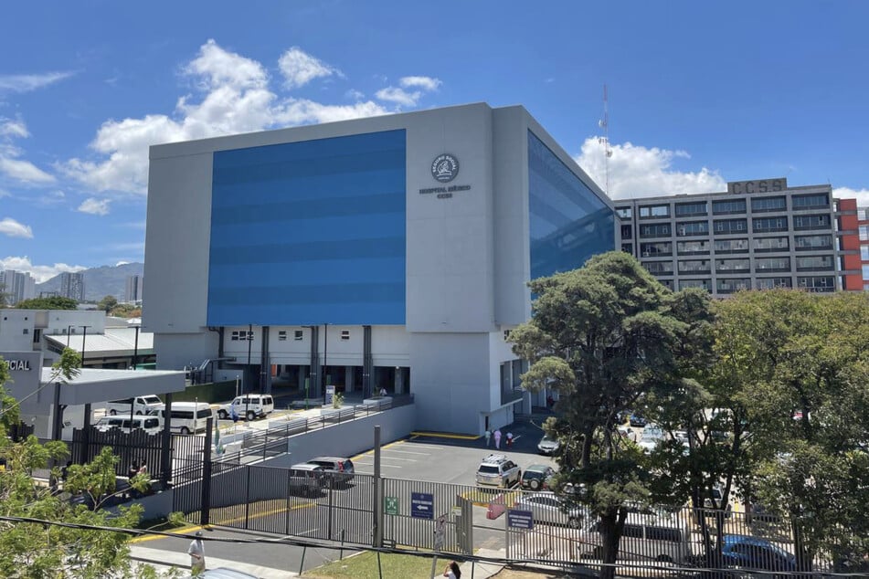 Die 43 Jahre alte Patientin wurde nach ihrer OP in einer Privatklinik "in kritischem" Zustand in das Krankenhaus "Hospital México" in San José eingeliefert. Helfen konnte ihr niemand, sie starb.