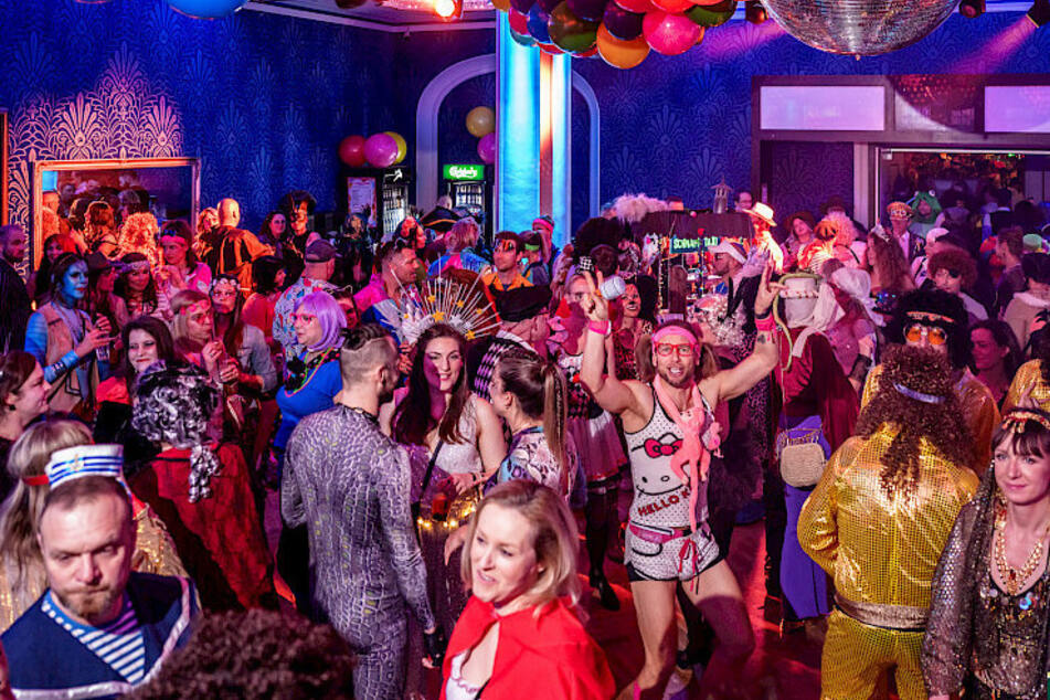 Ausgelassene Stimmung im Blauen Salon, im Festsaal und der Kakadu Bar!