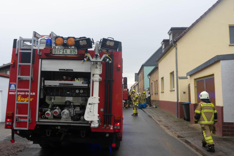 Zahlreiche Kameraden der Feuerwehr waren am Mittwochvormittag in Roitzsch im Einsatz, als ein Dachstuhl brannte.