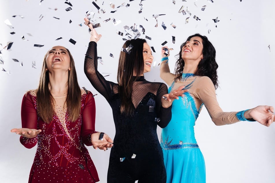 Zuvor drehte sich bei "Alles was zählt" alles um den Eiskunstlauf und die Schauspielerinnen Antonia Kolano (v.l.n.r.), Shaolyn Fernandez, Suri Abbassi.