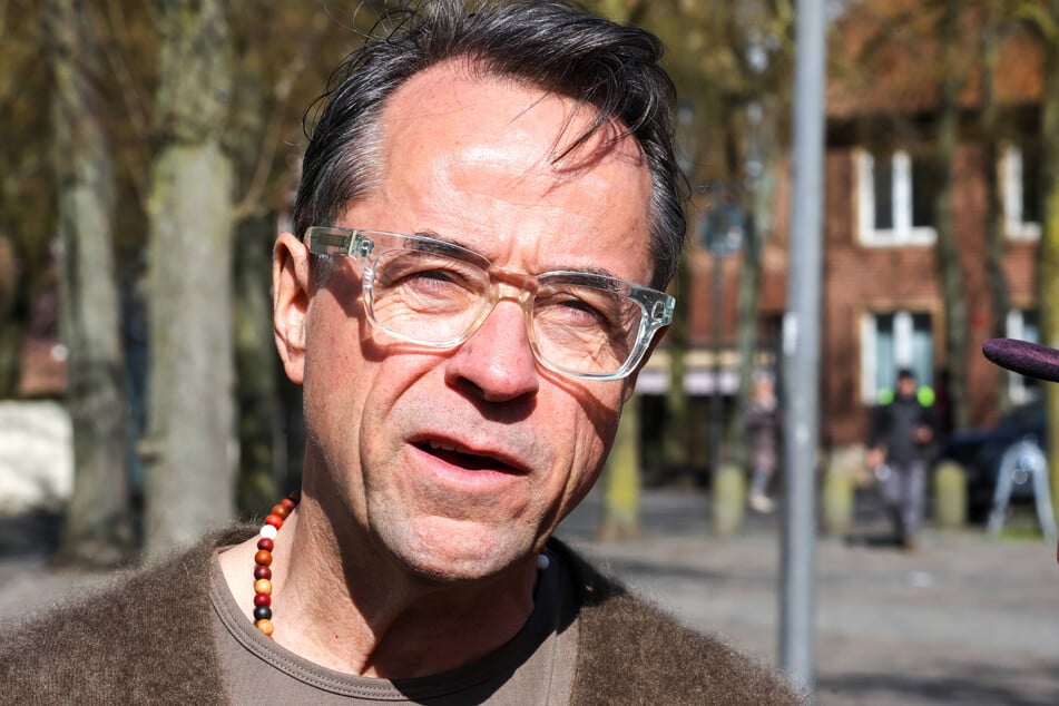 Jan Josef Liefers (61) spricht Mario Adorfs Ehefrau Monique sein "tiefes Beileid" aus.