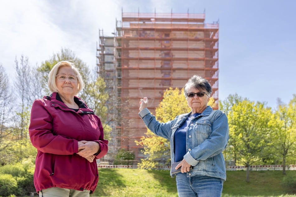 Anwohnerinnen Madlon Roddeck (72, l.) und Angelika Krauße (76) ärgern sich darüber, dass das Kunstwerk verschwindet.