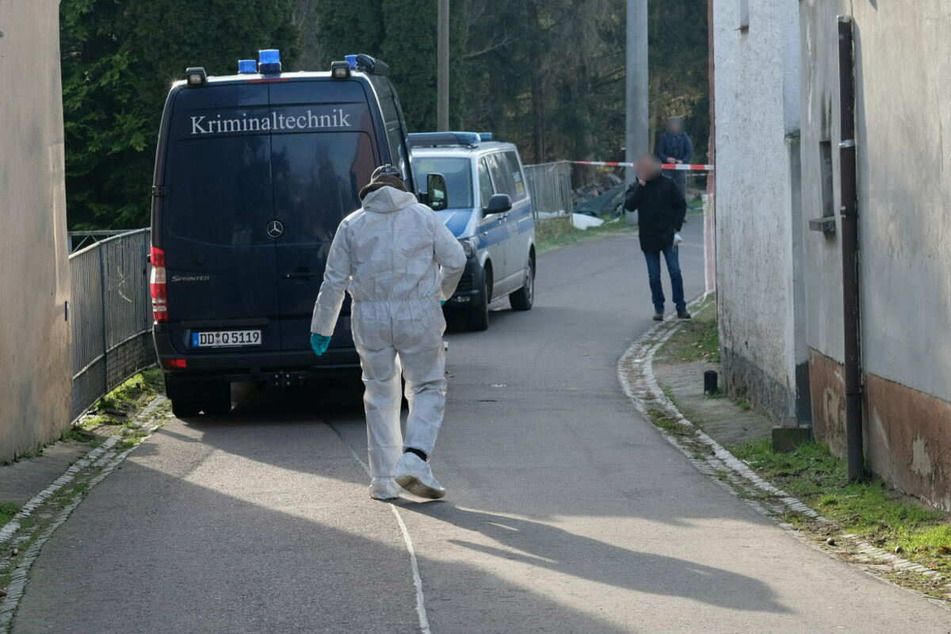 Spezialisten untersuchten den Tatort im mittelsächsischen Ostrau.