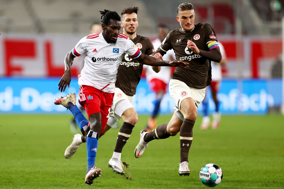 Philipp Ziereis (rechts) ist vom Spiel seiner Kollegen beim FC St. Pauli sehr angetan.