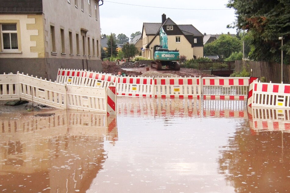 Eine überflutete Straße in Oberlungwitz.