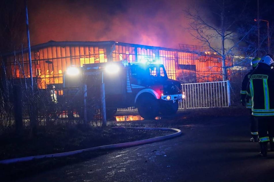 Rund sieben Stunden waren die Rettungskräfte mit den Löscharbeiten beschäftigt.