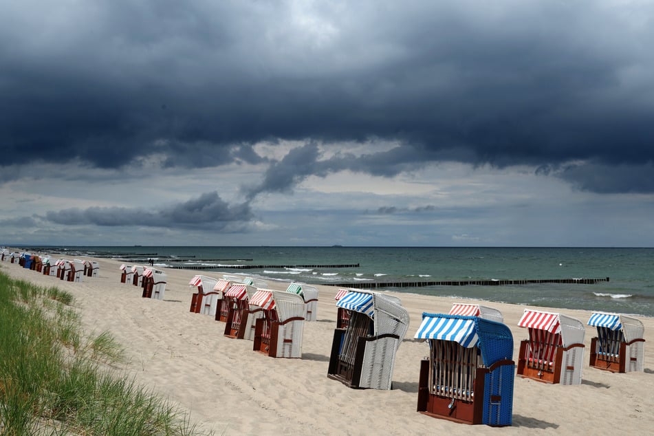 Zum Start in die neue Woche bleibt es zunächst stürmisch und regnerisch. (Symbolfoto)