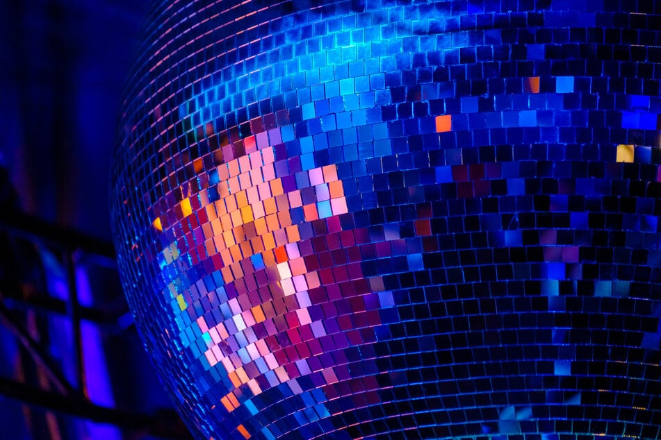 Nachdem die Weihnachtsdeko wochenlang die Stadt an sich gerissen hatte, strahlt an diesem Wochenende wieder die Discokugel. (Symbolfoto)