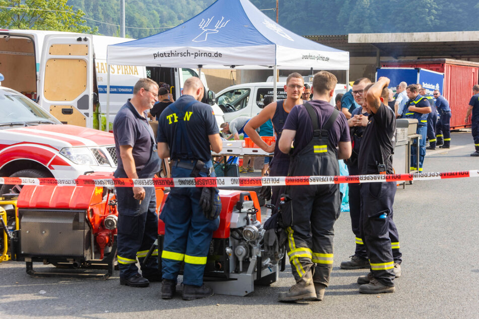 Feuerwehrkameraden bereiten sich in Bad Schandau auf ihren Einsatz vor.
