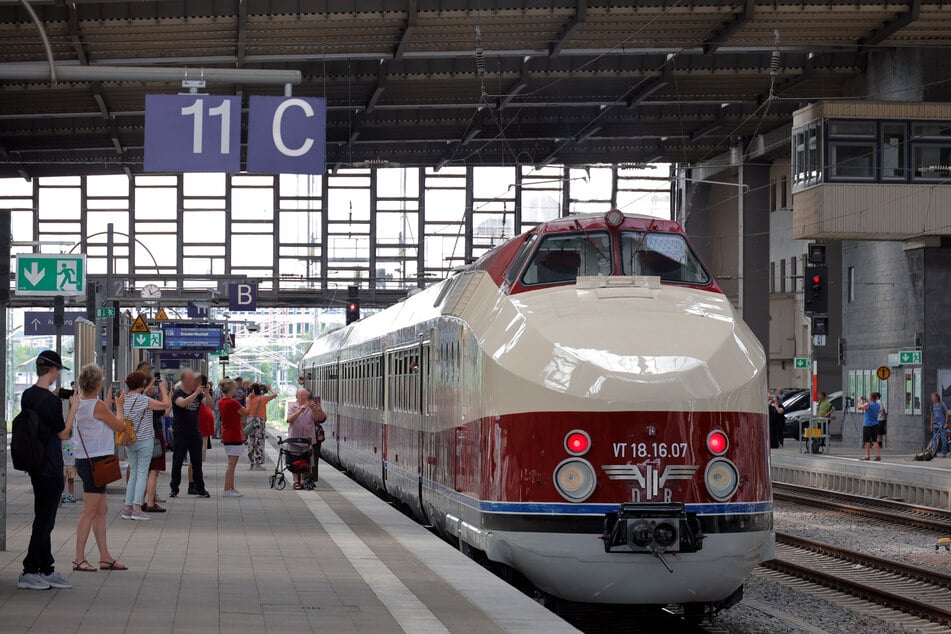 Der historische DDR-Schnellzug VT 18.16 hielt am Sonntag in Chemnitz.
