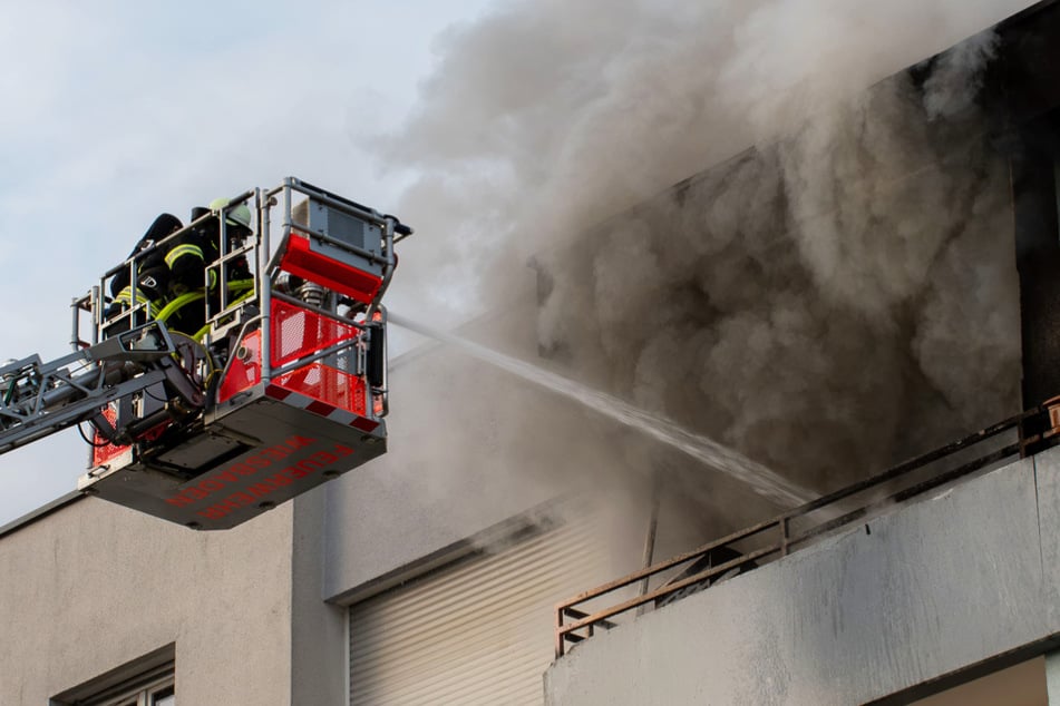 Ein Balkon in Wiesbaden/Mainz-Kastel stand am Karfreitag in Flammen, dichter Rauch stieg über dem Wohnhaus auf.