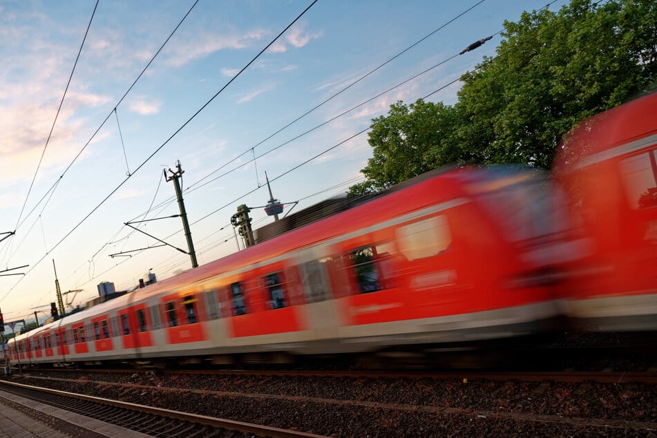 Am Freitag gibt es auf zwei Bahnstrecken in Köln Einschränkungen: Pendler brauchen Geduld. (Symbolbild)