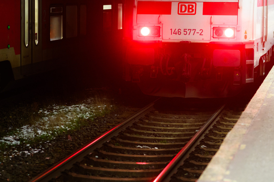 Ein Bahnmitarbeiter wurde in Lübeck von einem Zug erfasst und schwer verletzt. (Symbolbild)