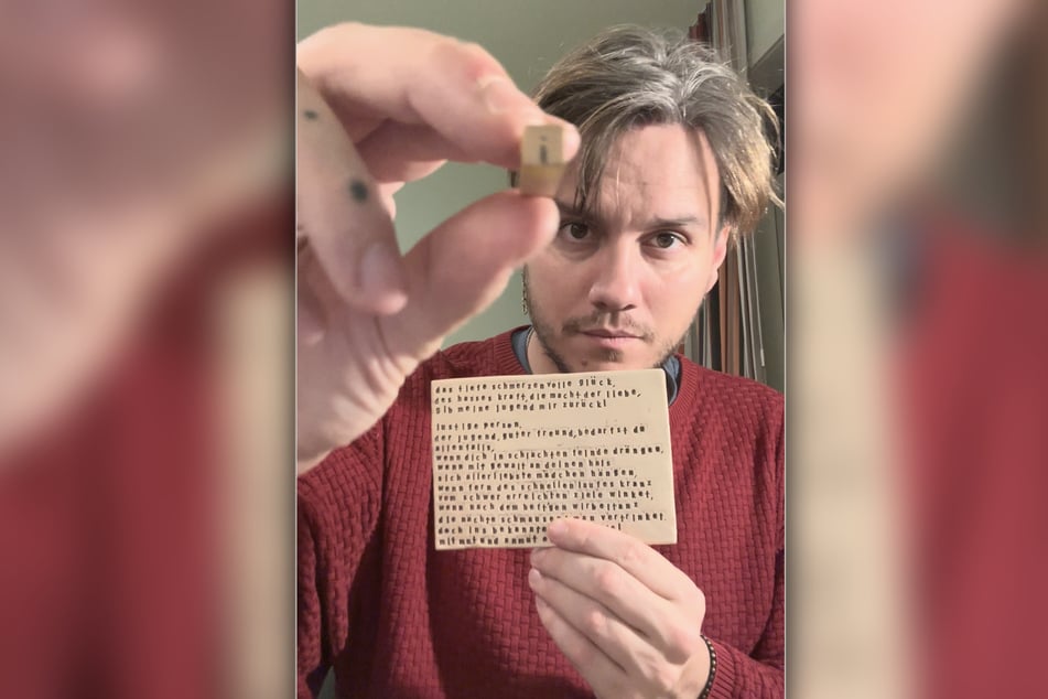 Phili (37) druckt mittlerweile seit drei Jahren Goethes "Faust I" auf Tonkacheln - die Hälfte hat er bisher geschafft.