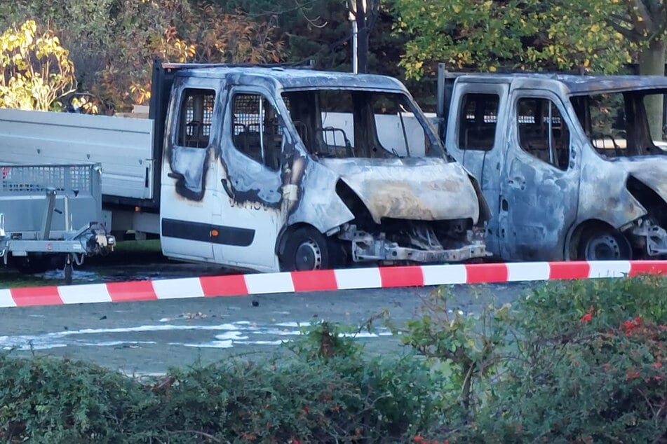 Leipzig: Brandanschlag? Vonovia-Firmenwagen im Leipziger Osten in Flammen