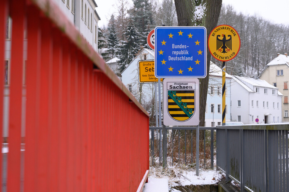 Kein Verkehr herrscht an der deutsch-tschechischen Grenze in Sebnitz. Wer trotzdem pendelt, muss sich wöchentlich auf Corona testen lassen