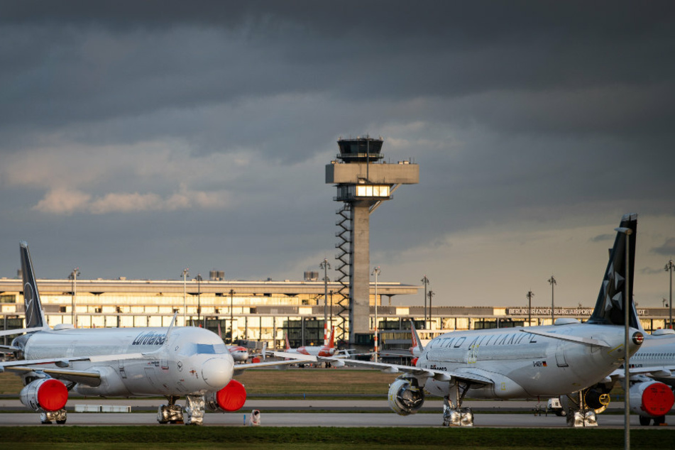 Flugzeuge stehen auf dem Gelände des neuen Flughafens Berlin Brandenburg Willy Brandt (BER).