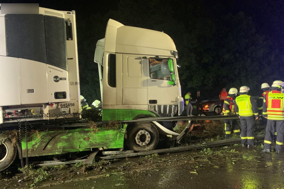 Unfall A2: Lkw verkeilt sich auf der Leitplanke: Autobahn voll gesperrt