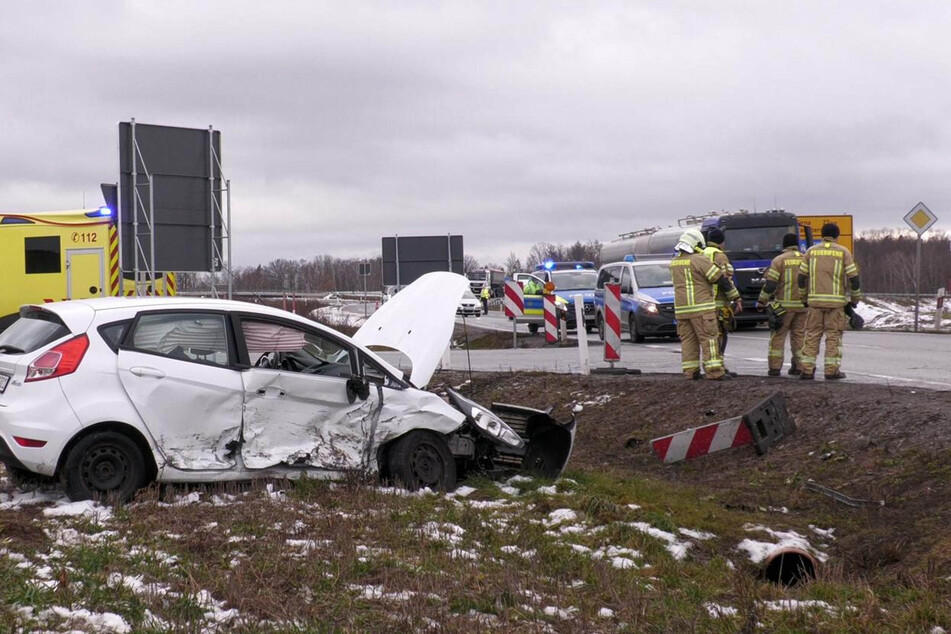 Vermutlich Totalschaden: Der weiße Ford nach dem Unfall.