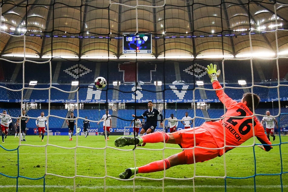 Robert Zulj vom VfL Bochum lässt HSV-Keeper Sven Ulreich mit seinem Elfmeter keine Chance, der Ball schlägt unter der Latte ein.