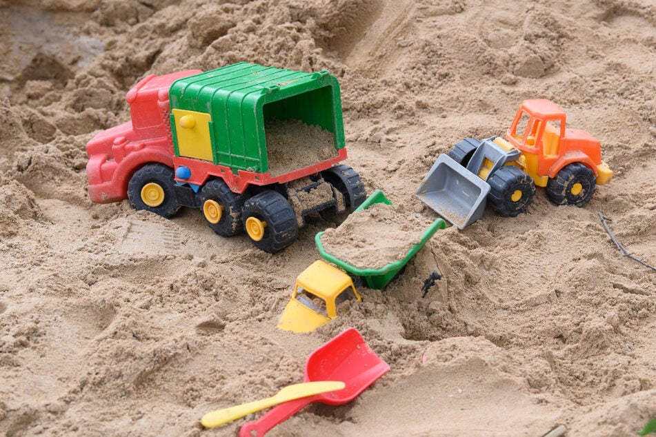 Obduktion bestätigt tragischen Tod: Dreijähriger erstickte im Sand