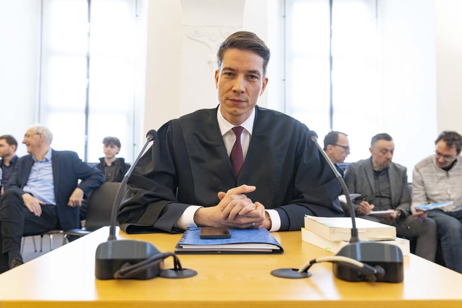 Rechtsanwalt Stefan Vetter vertritt den beigeladenen (weder Kläger noch Beklagter) OB Dirk Hilbert (52) in dem Verfahren.