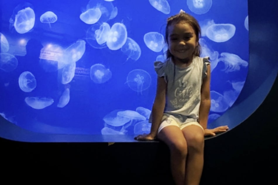 Die Vierjährige kämpft weiterhin um ihr Leben, während ihre Eltern ihr keine Sekunde von der Seite weichen.