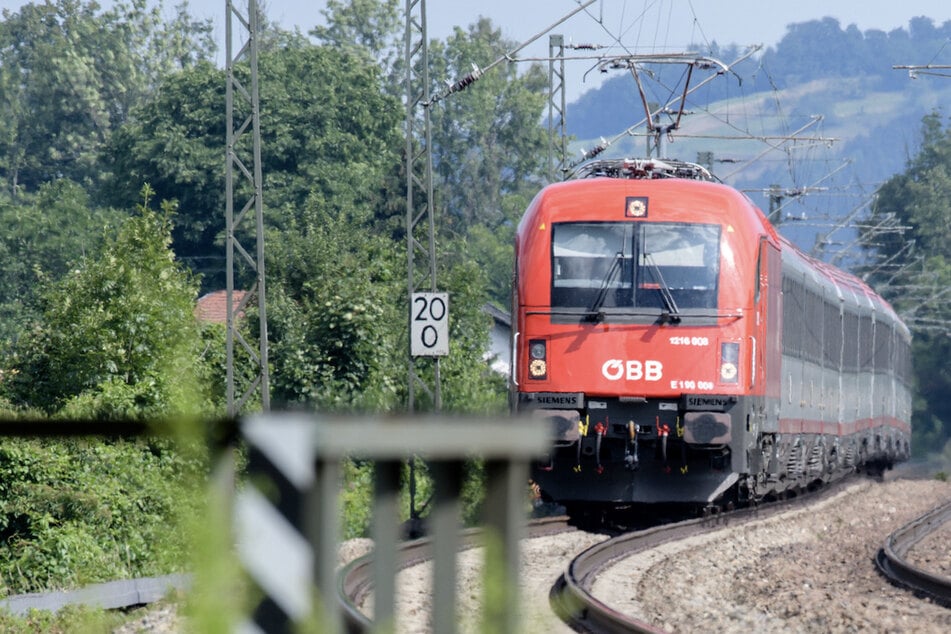 Die Bundesbahn in Österreich wird nach gescheiterten Tarifverhandlungen bestreikt.