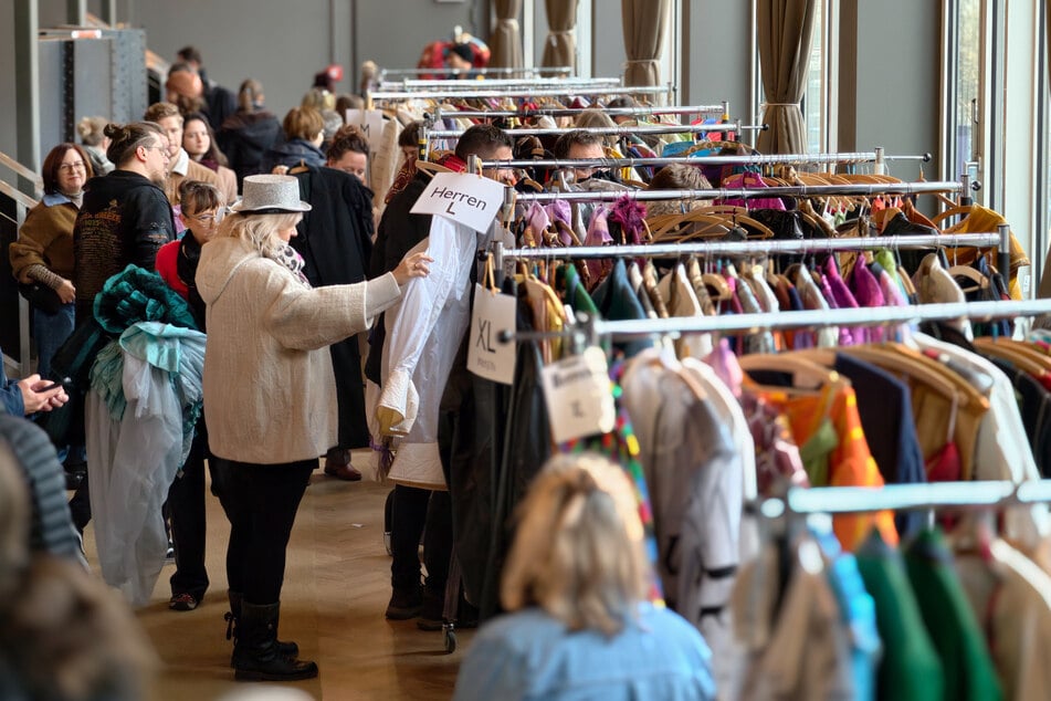 Die Kleidung war nach Kategorien und Größen sortiert.