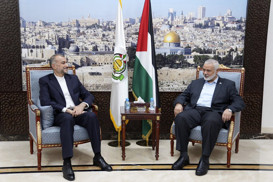 Der iranische Außenminister Hussein Amirabdollahian (l.) mit Ismail Hanija, einem der Führer der islamistischen Palästinenserorganisation Hamas.