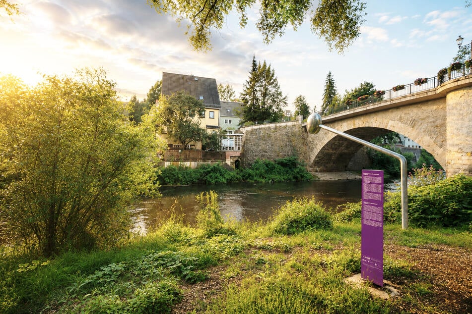 Das PURPLE-PATH-Kunstwerk "Fließgleichgewicht" von Michael Sailstorfer erinnert mit einem riesigen Rückspiegel an die Motorradgeschichte der Stadt.