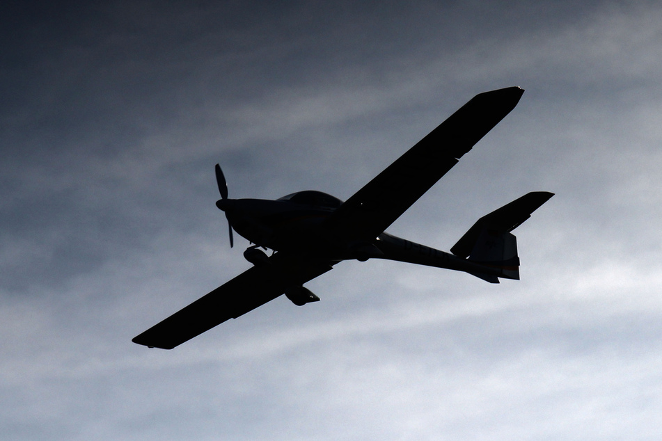 Der Pilot eines Ultraleichtflugzeugs musste am Samstag notgedrungen auf einem Acker landen. (Symbolbild)